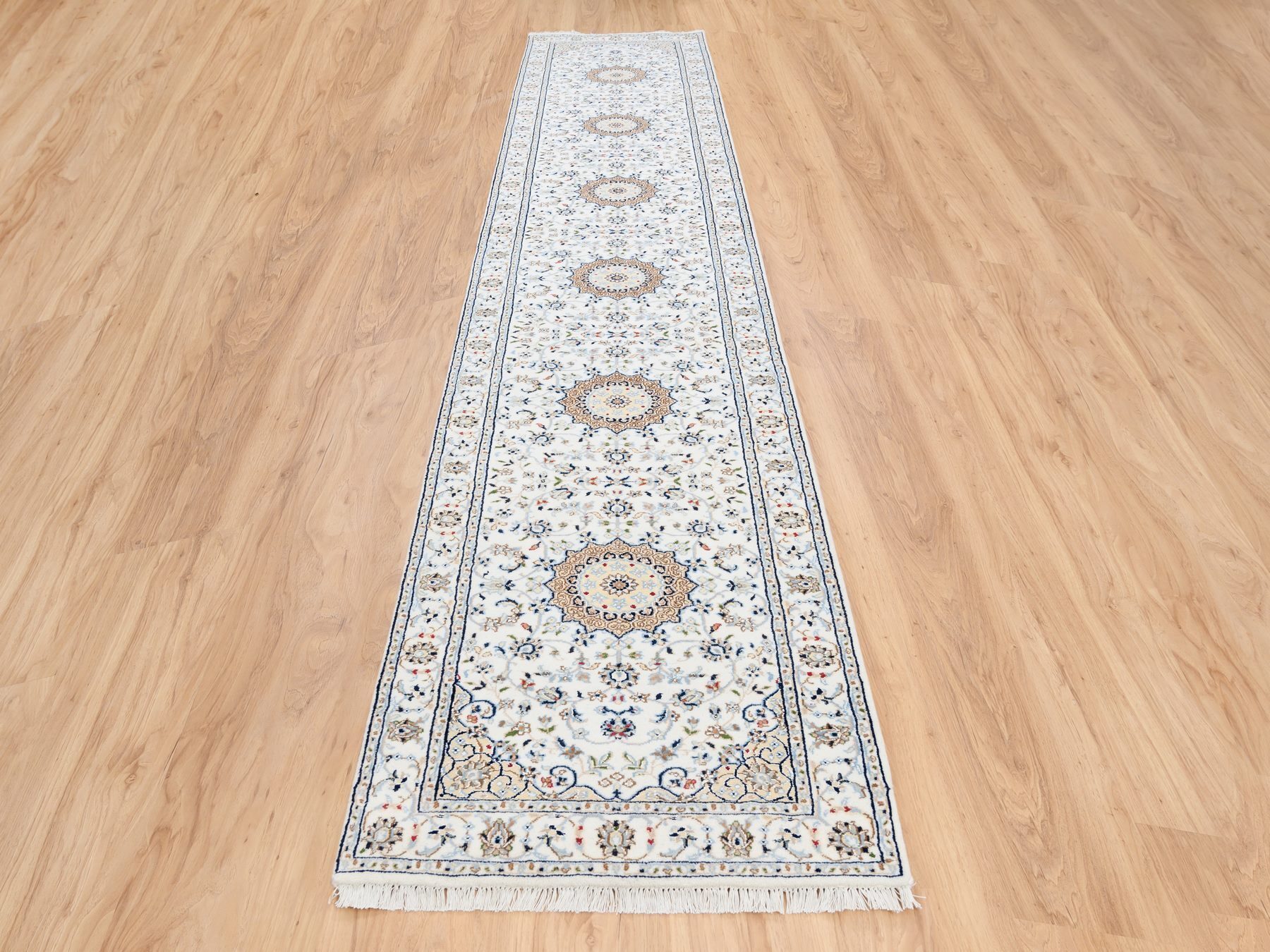Traditional Rugs LUV570609
